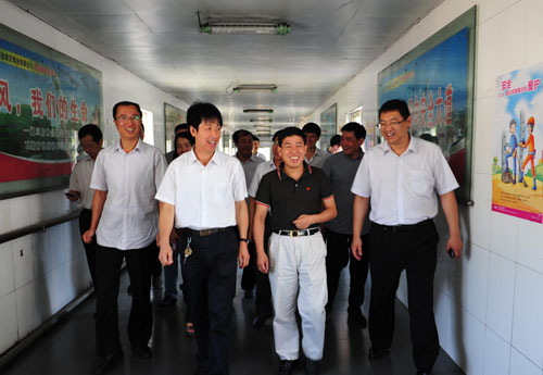 衛(wèi)旺?？偨?jīng)理陪同福山國際能源總經(jīng)理陳舟平和柳林管理中心總裁陳兆強、康繼忠等領(lǐng)導(dǎo)視察我礦